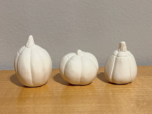 Adorno pequeño - Calabaza con diseño de cara (estilos surtidos) ~ 1,25 x 2,25