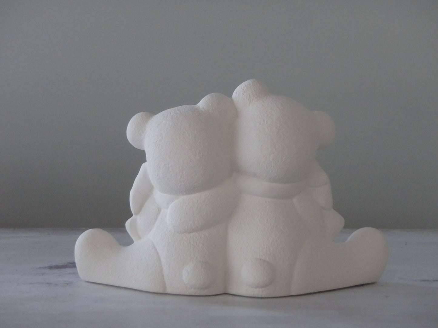 xxx-Dos osos sentados sosteniendo una canasta con un conejito bebé ~ 6,75 x 2,75 x 4,5