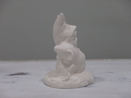 Kleiner Kinderwichtel, der eine Maus hält, während er auf Felsen sitzt ~ 3 x 2,75 x 3,5