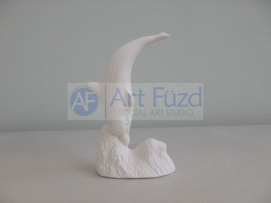 Kleine Delfinfigur, die in den Ozean taucht, ~ 2,5 x 1,25 x 4