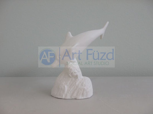 Figur eines kleinen Delfins, der in den Ozean schwimmt, ~ 2,75 x 2,25 x 3,5