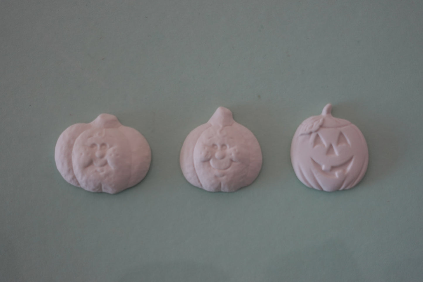 Kleines Bisquie – Kürbis mit Gesichtsdesign (verschiedene Stile) ~ 1,5 x 2
