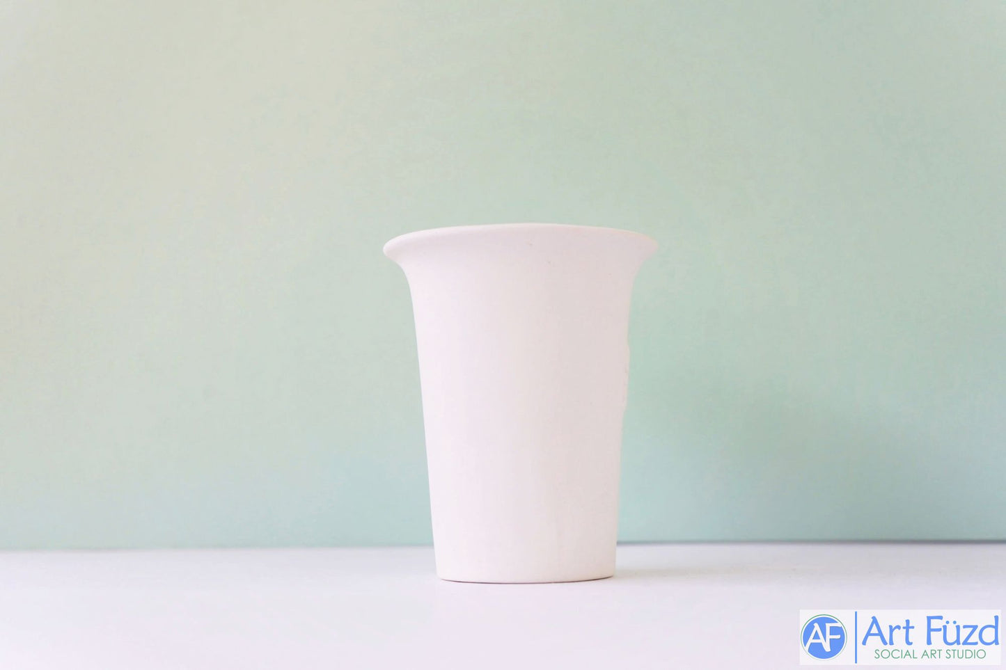 *Kleiner Becher mit ausgestelltem Rand, Blumen und Schmetterling, ~ 3 Zoll Durchmesser x 3,75 Zoll Höhe