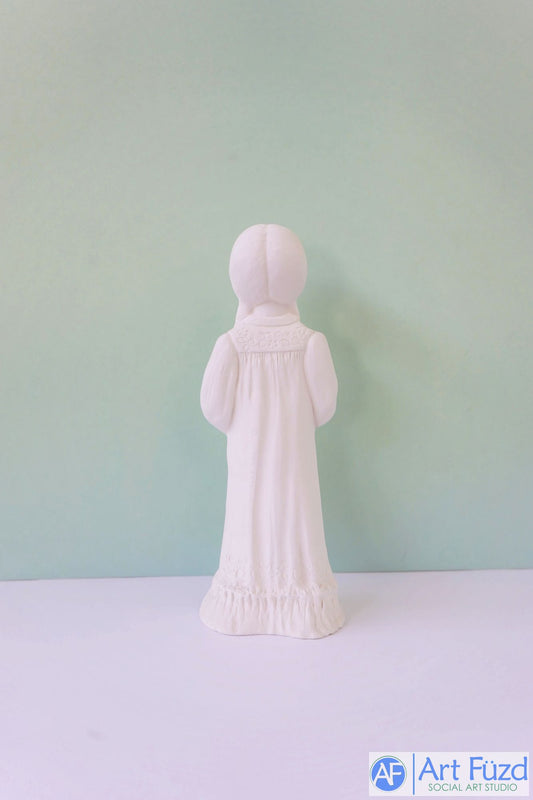 Mädchen mit Zöpfen trägt Pyjama und hält Puppe