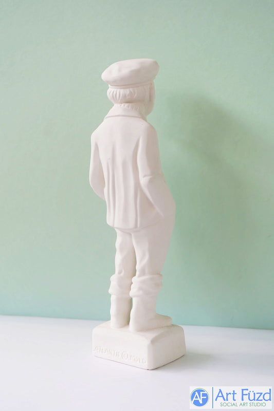 Gran capitán marinero de pie sobre una base cuadrada ~ 3,5 x 2,25 x 11,25