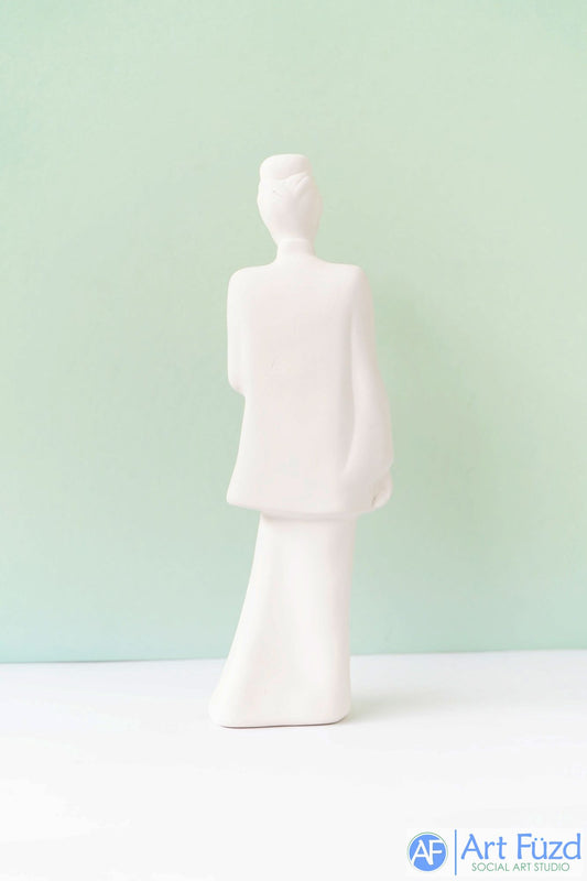 Mujer china alta ~ 3,25 x 3 x 10,5