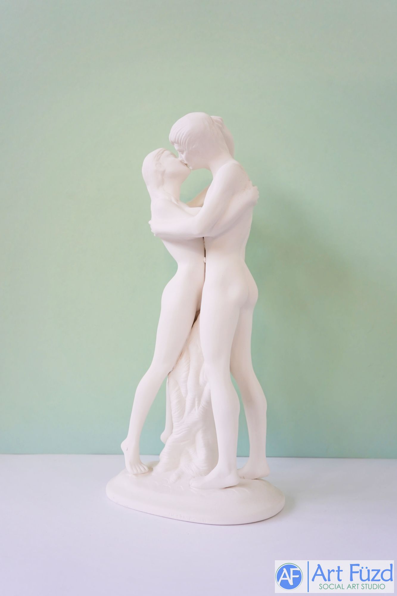 *Große Figur eines küssenden nackten Liebenden ~ 6,75 x 4,5 x 13,75