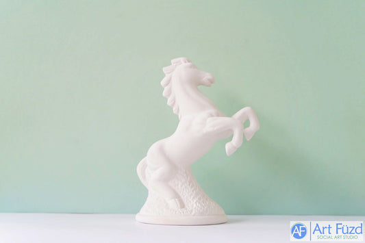 Figura de caballo mediano encabritado ~ 6 x 6 x 8