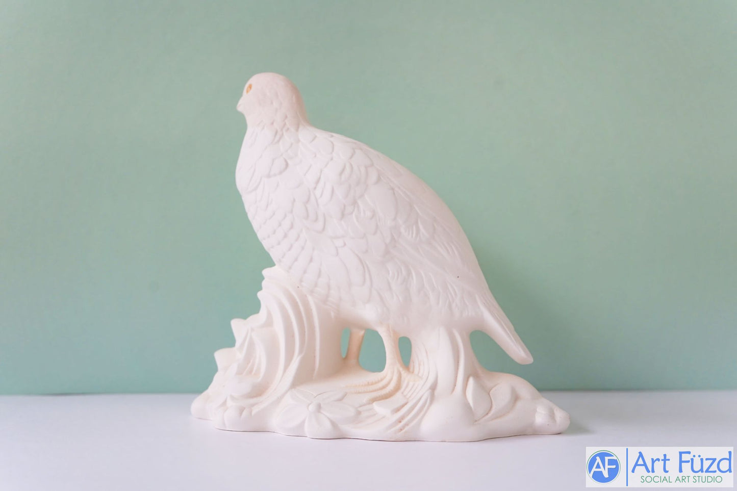 Große Wachtel, stehend in Blättern und Blumen (vorgemalte Augen)