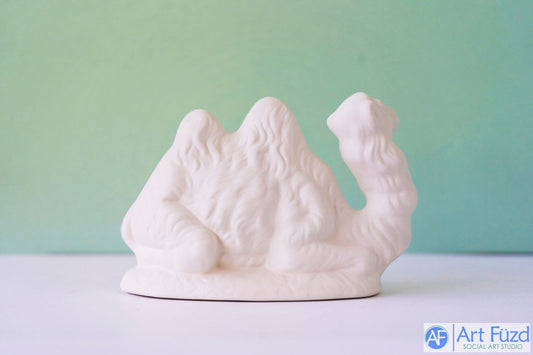 Camello mediano con jorobas grandes mirando hacia la izquierda ~ 8 x 3 x 7