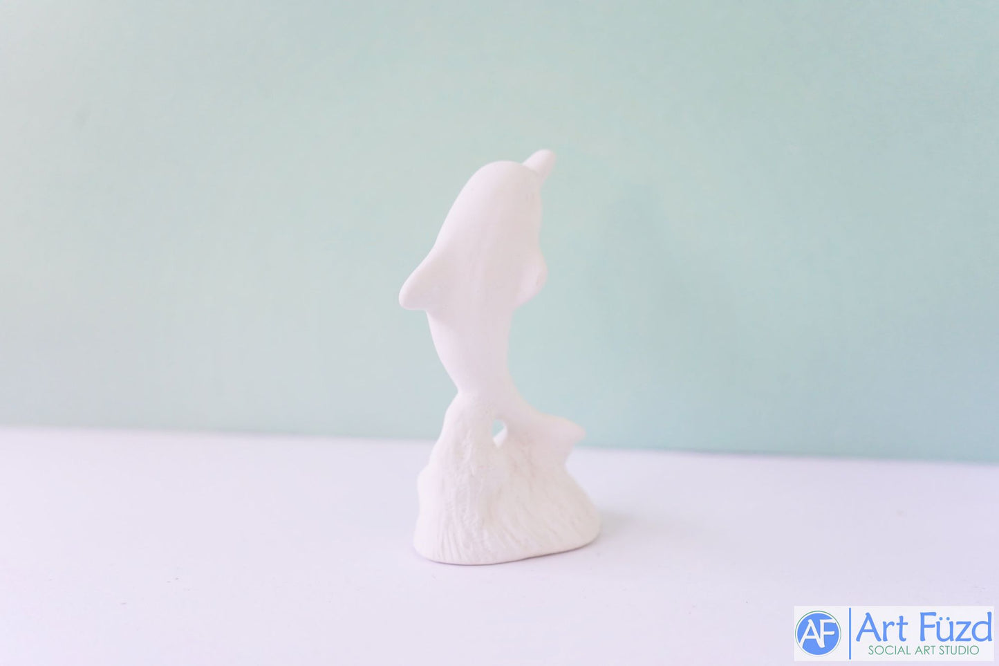 *Figura de delfín pequeño saltando desde el océano ~ 2,25 x 1,5 x 4