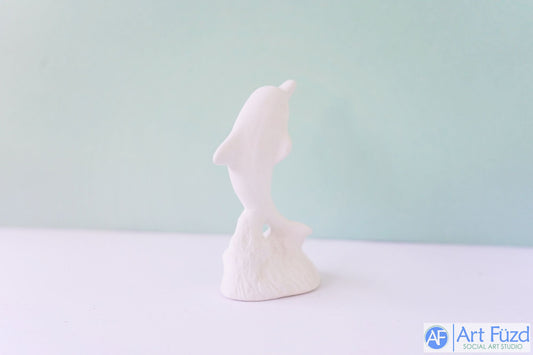 *Figura de delfín pequeño saltando desde el océano ~ 2,25 x 1,5 x 4
