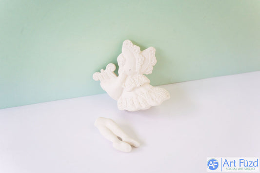 *Ausgefallene, nach links blickende Harfe spielende Engelfigur mit freien Beinen ~ 4,5 x 2,25 x 4