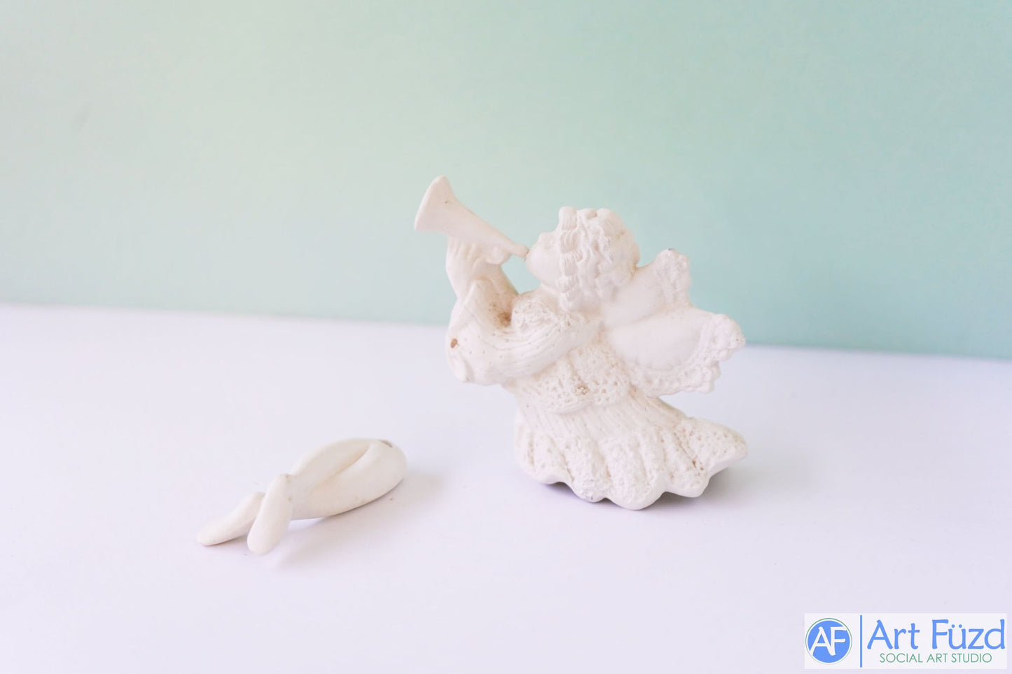 *Figura de ángel elegante mirando hacia la izquierda tocando la trompeta con patas sueltas ~ 5,75 x 2 x 4