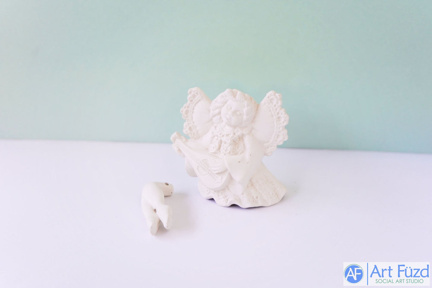 *Schicke Engelfigur mit Blick nach rechts, die Gitarre spielt, mit freien Beinen ~ 5,5 x 2 x 4