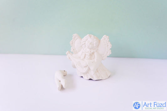 *Schicke Engelfigur mit Blick nach rechts, die Gitarre spielt, mit freien Beinen ~ 5,5 x 2 x 4