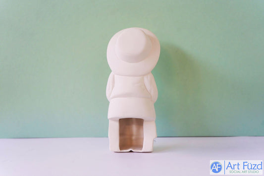 Figura de niño sentado con sombrero y vela en el regazo, 3,5 x 3 x 8 pulgadas