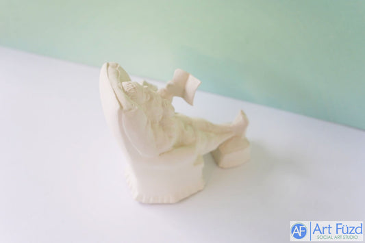 Figura de Papá Noel mediano descansando en una silla leyendo un libro ~ 5 x 5 x 5.5