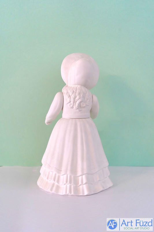 Villancico navideño femenino de gran estatura con gorro y vestido con volantes ~ 7,25 x 6,5 x 13