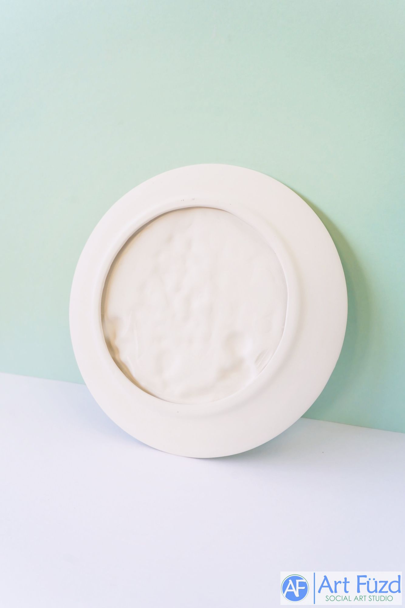 *Round Embossed Christmas Morning Plate ~ 10.5 dia. x 1