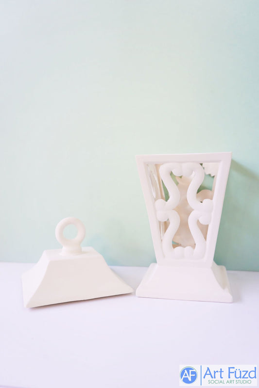 Große vierseitige Laterne mit ausgeschnittenem Schnörkeldesign und Schlaufenverschluss ~ 4,75 x 4,75 x 11