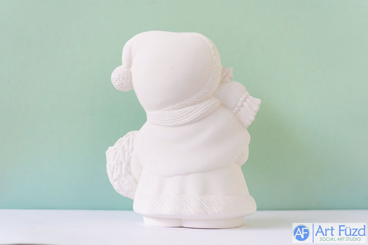 Gran oso de invierno con gorro y bufanda sosteniendo una corona de acebo ~ 7 x 5,25 x 8,5