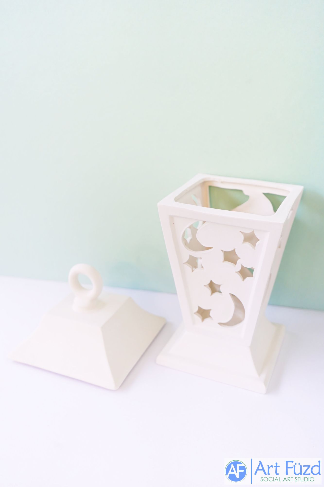 Linterna grande de cuatro lados con diseño recortado de luna y estrellas y parte superior en forma de bucle ~ 4,75 x 4,75 x 11