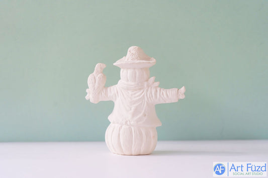 Pequeño espantapájaros con sombrero y pájaro en la mano ~ 4 x 1,75 x 4