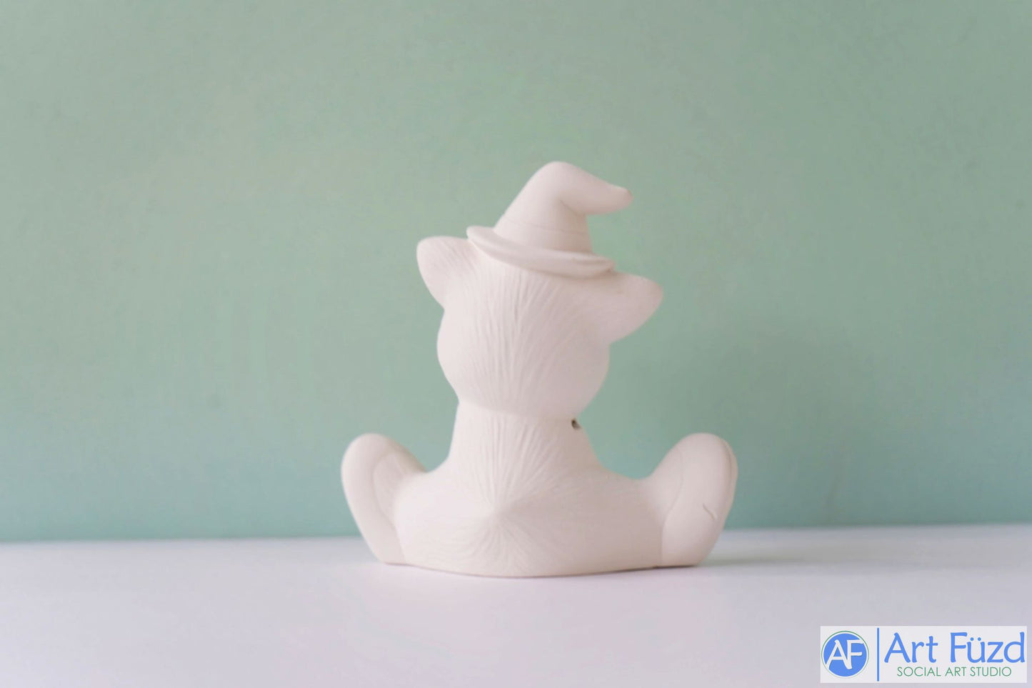 Pequeño gato sentado sin brazos con colmillos ~ 4,25 x 2,5 x 3,5