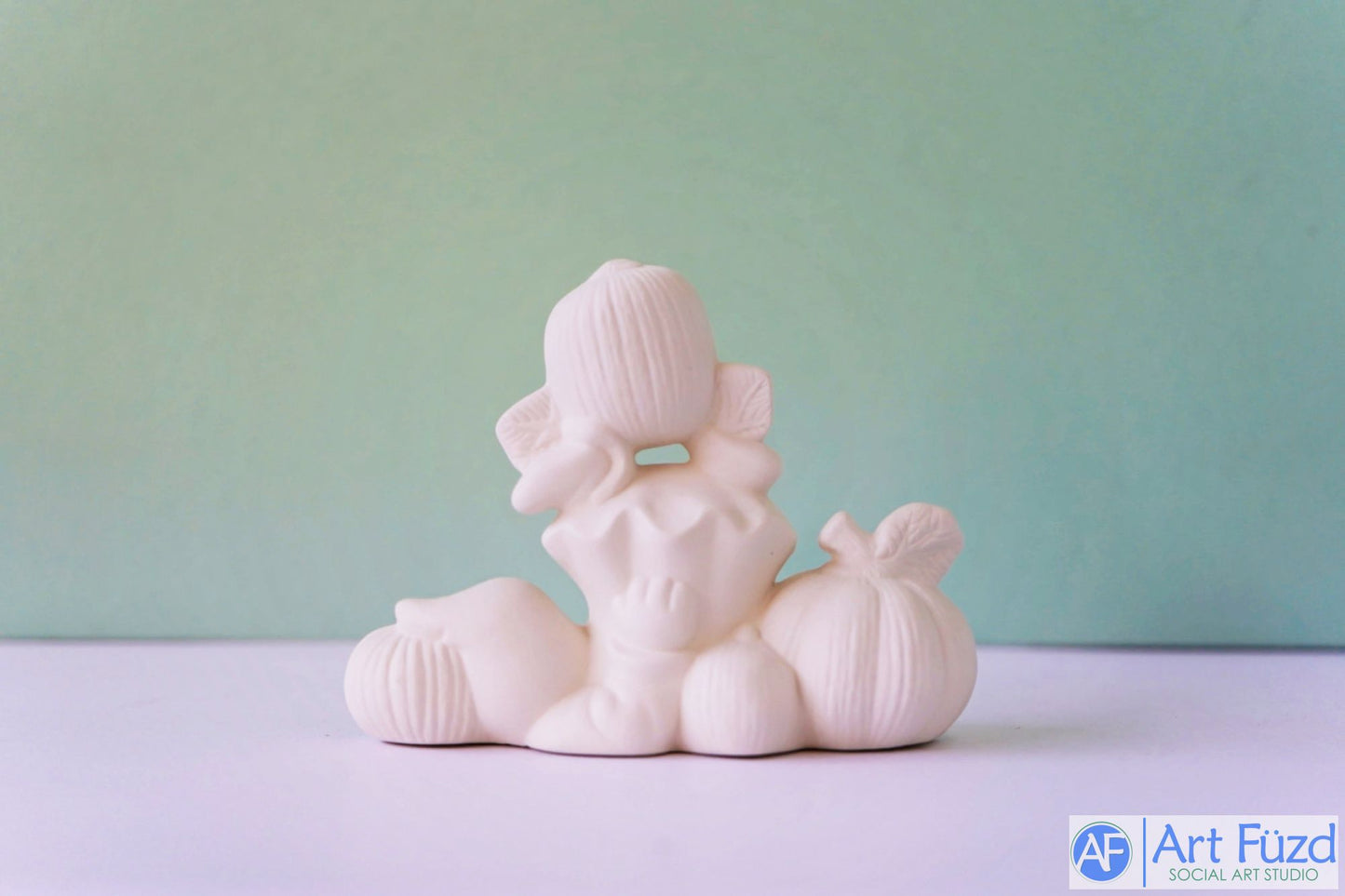 Fantasma de pie o recostado con cuatro calabazas (2 estilos) ~ 4 x 2,25 x 3,75