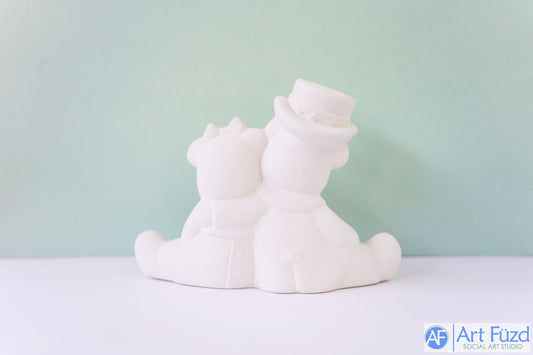 *Zwei sitzende Kuschelbären halten eine Flaggenfigur ~ 7,25 x 3,25 x 5,25