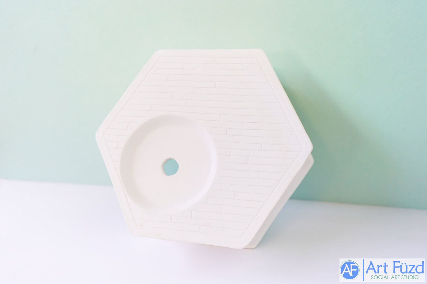 Großer sechsseitiger Spieluhrständer mit Ziegelplattform und unterem Bereich ~ 8 x 8 x 2,5