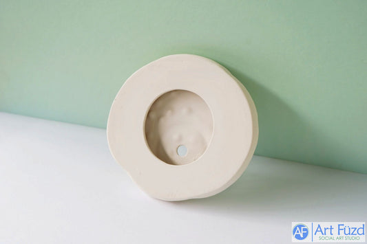 Base redonda con dos anillos y flores a lo largo del borde ~ 6,75 x 6 x 1