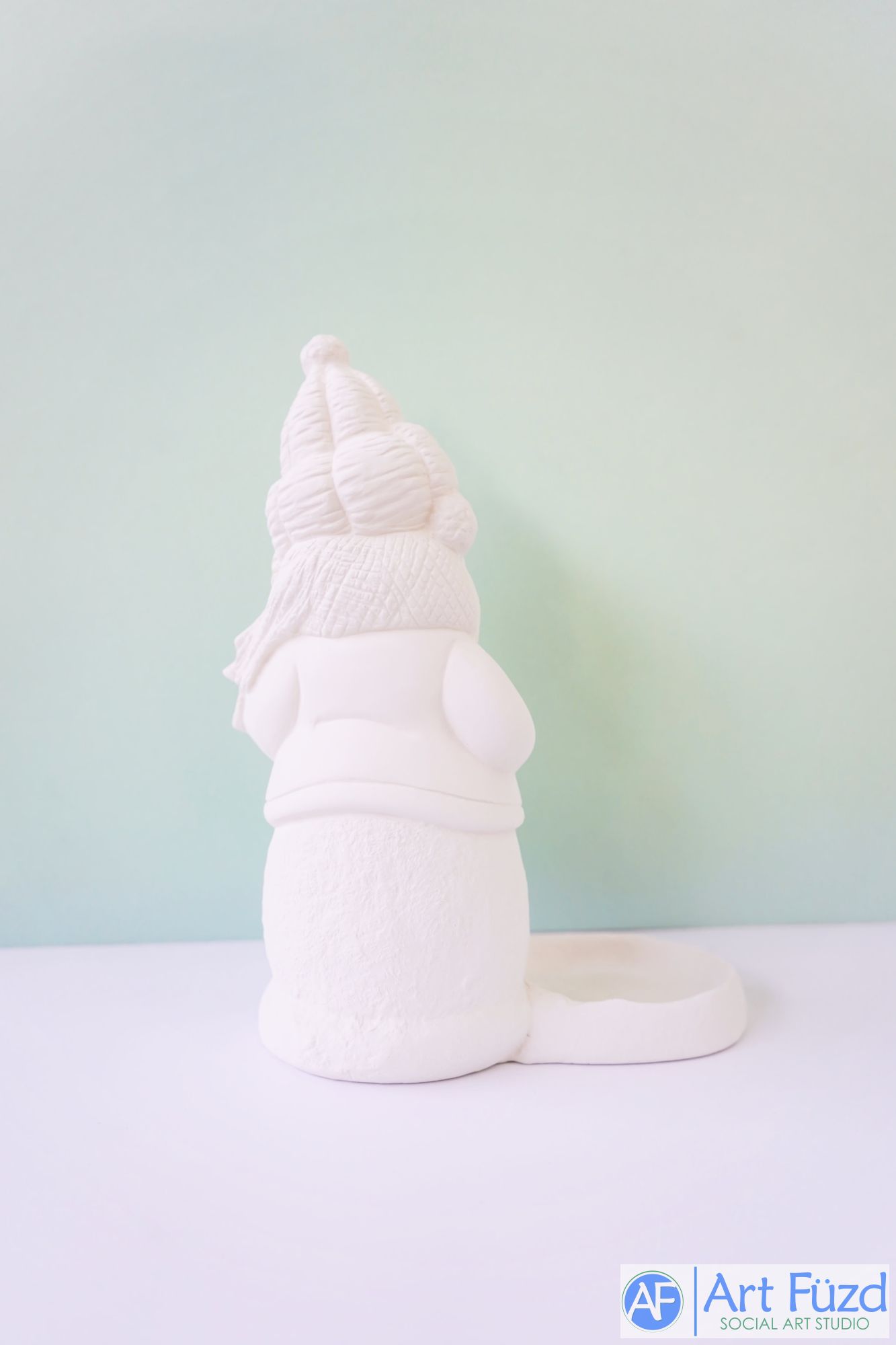 Großer süßer Schneemann mit einem Paar Schlittschuhen ~ 8 x 4,25 x 10