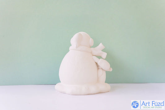 Mittlerer Schneemann, der mit Pinguin kuschelt ~ 5,25 x 4 x 5,25