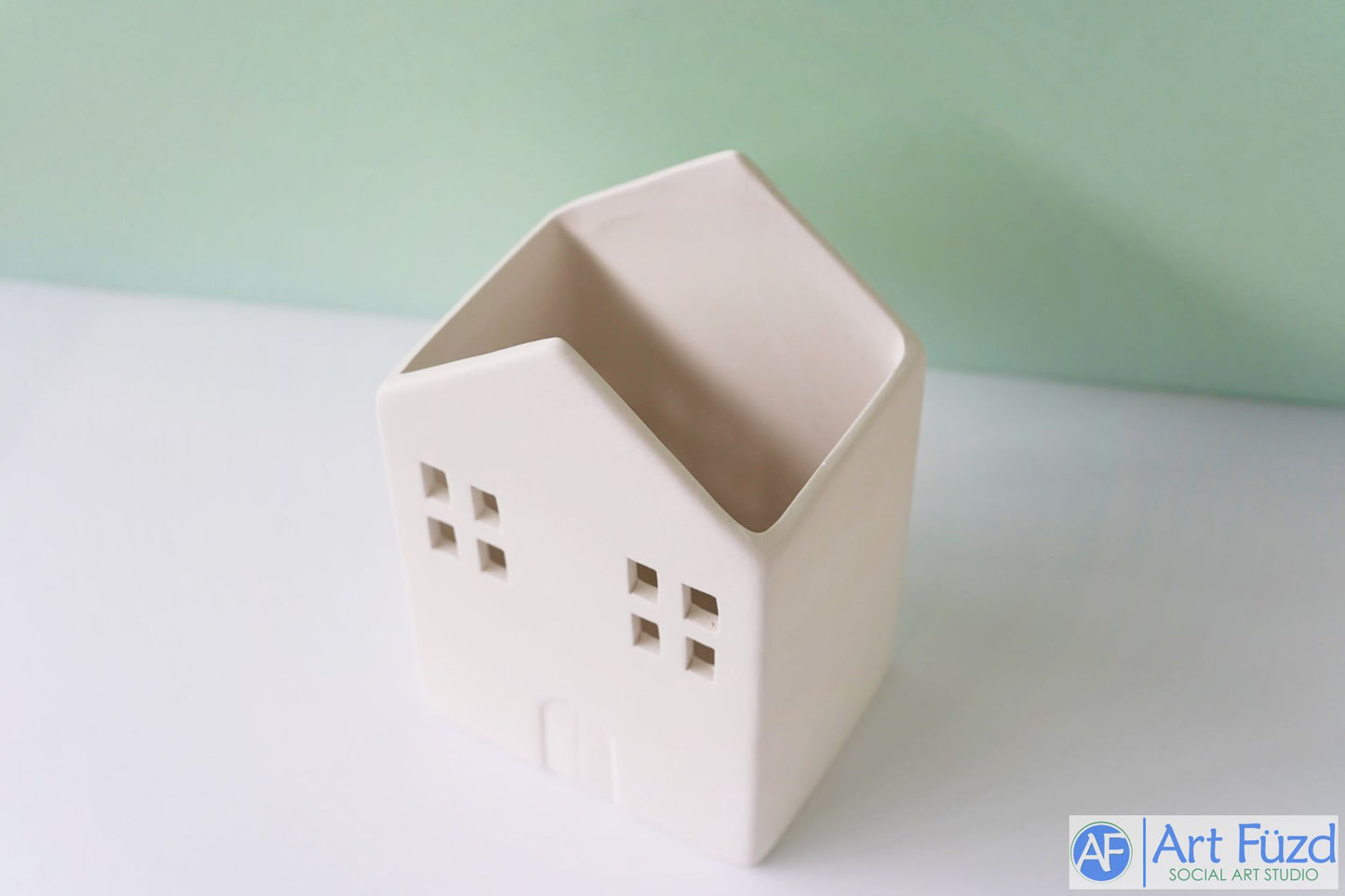 Contenedor con temática de casa, incluye tapón ~ 4,75 x 3,5 x 7,25