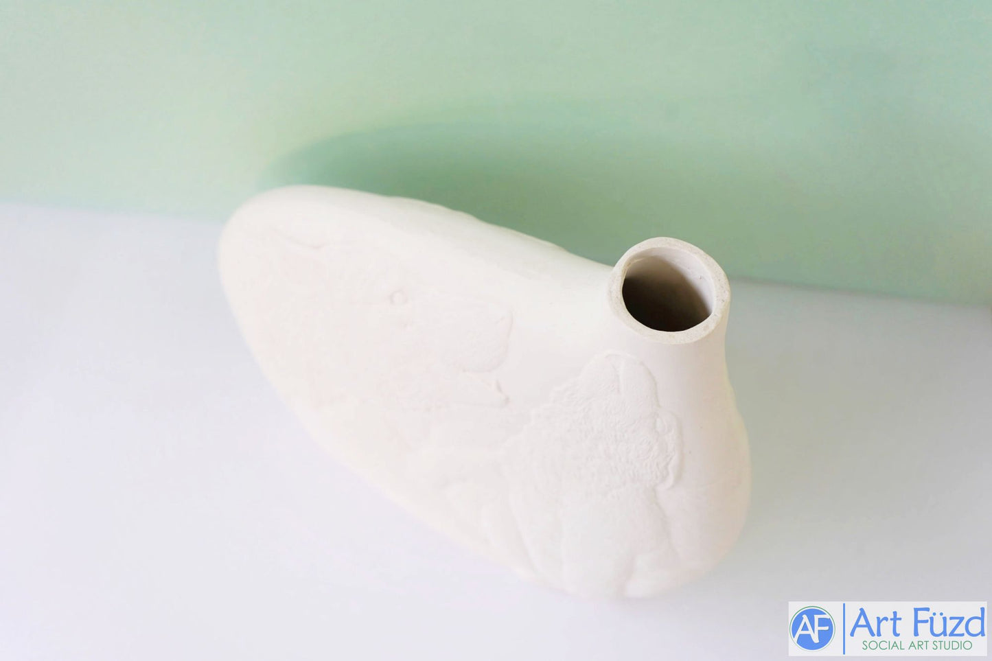 Große zweiseitige asymmetrische Vase mit zwei heulenden Wölfen ~ 11 x 3,5 x 9,5