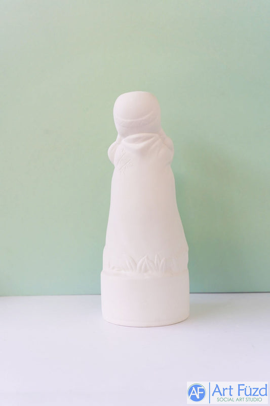 Mujer mayor con trenzas de pie con los brazos cruzados ~ 4,25 x 4,5 x 10,25