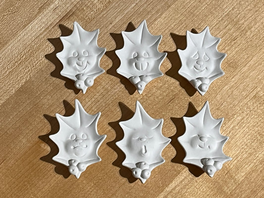 Stechpalmenblatt mit Gesicht, Bisquie (verschiedene Stile) ~ 2 x 0,5 x 2,75