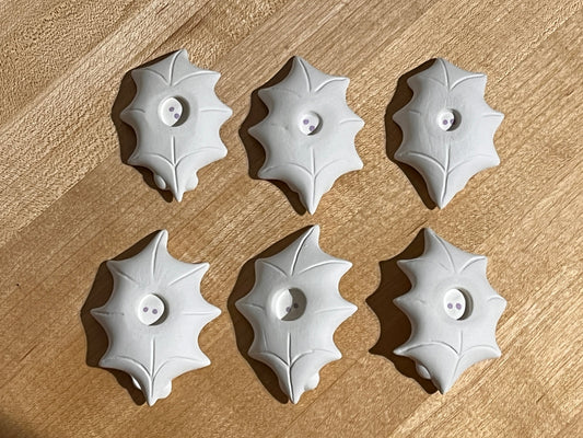 Stechpalmenblatt mit Gesicht, Bisquie (verschiedene Stile) ~ 2 x 0,5 x 2,75