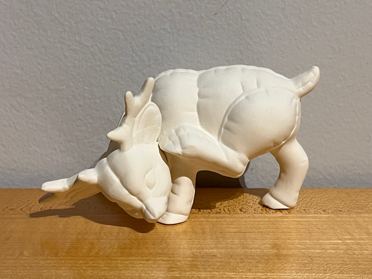 Kleines Softee-Rentier, das sich mit dem Fuß am Ohr kratzt ~ 4,5 x 2,25 x 2,5