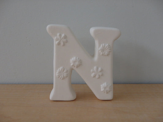 xxx-Letra "N" de pie con flores en relieve ~ 3,5 x 1 x 3,5