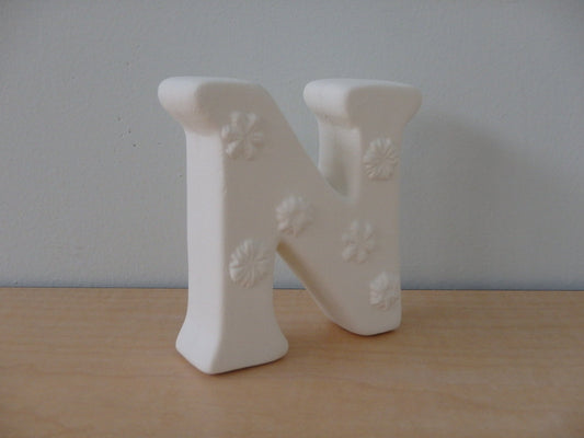 xxx-Letra "N" de pie con flores en relieve ~ 3,5 x 1 x 3,5