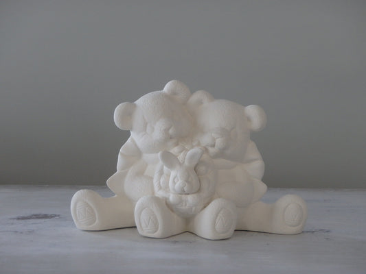 xxx-Dos osos sentados sosteniendo una canasta con un conejito bebé ~ 6,75 x 2,75 x 4,5