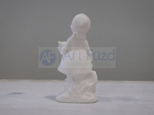 Niña pequeña con vestido y cesta de regalo ~ 2,5 x 5,5