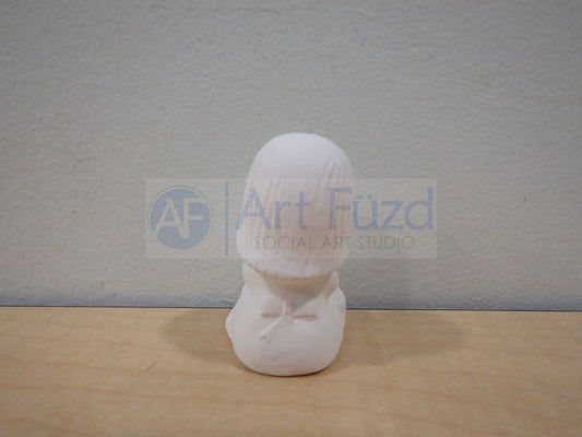 Kleines Kleinkind Mädchen sitzend mit Geschenkbox ~ 1 x 2,5