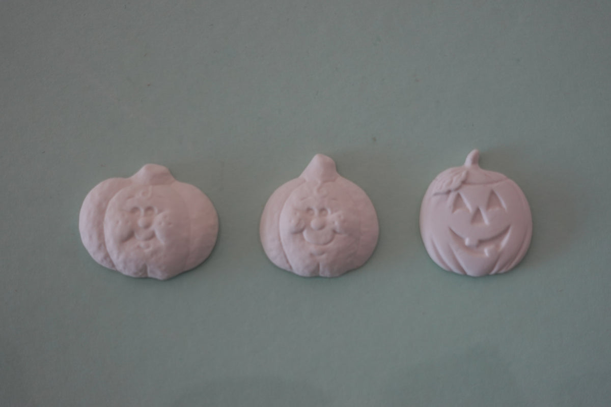 Kleines Bisquie – Kürbis mit Gesichtsdesign (verschiedene Stile) ~ 1,5 x 2
