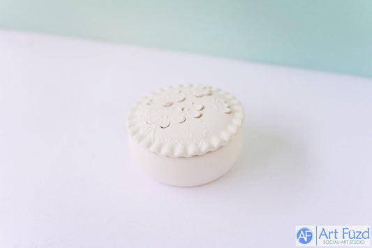 xxx-Caja redonda pequeña con flores tridimensionales en relieve ~ 3 pulgadas de diámetro x 1,25 pulgadas de alto