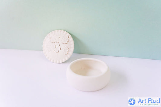 xxx-Caja redonda pequeña con flores tridimensionales en relieve ~ 3 pulgadas de diámetro x 1,25 pulgadas de alto