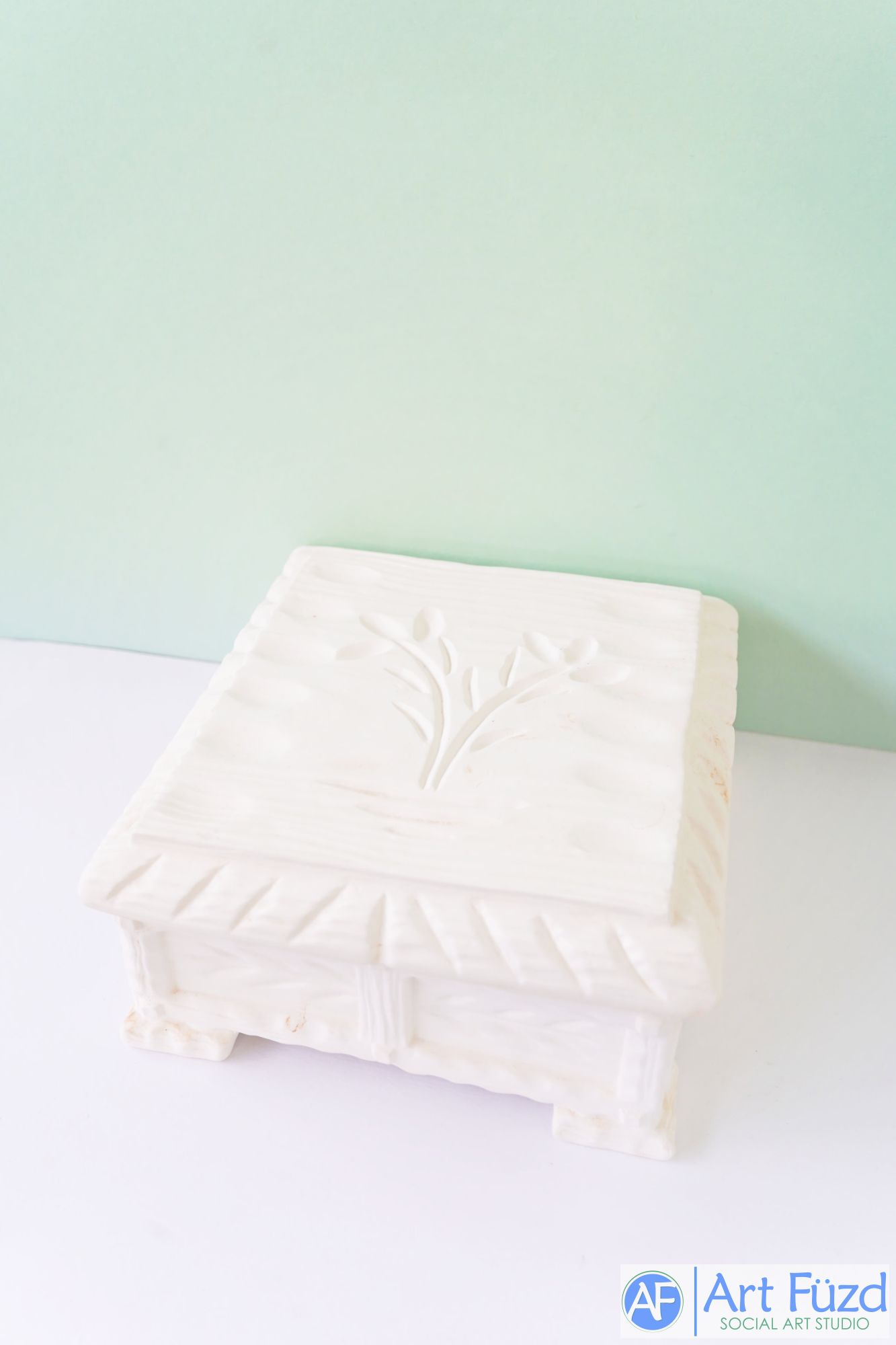 Große geschnitzte Holzbox mit Blumendetail auf dem Deckel (innen vorglasiert) ~ 7 x 9 x 4